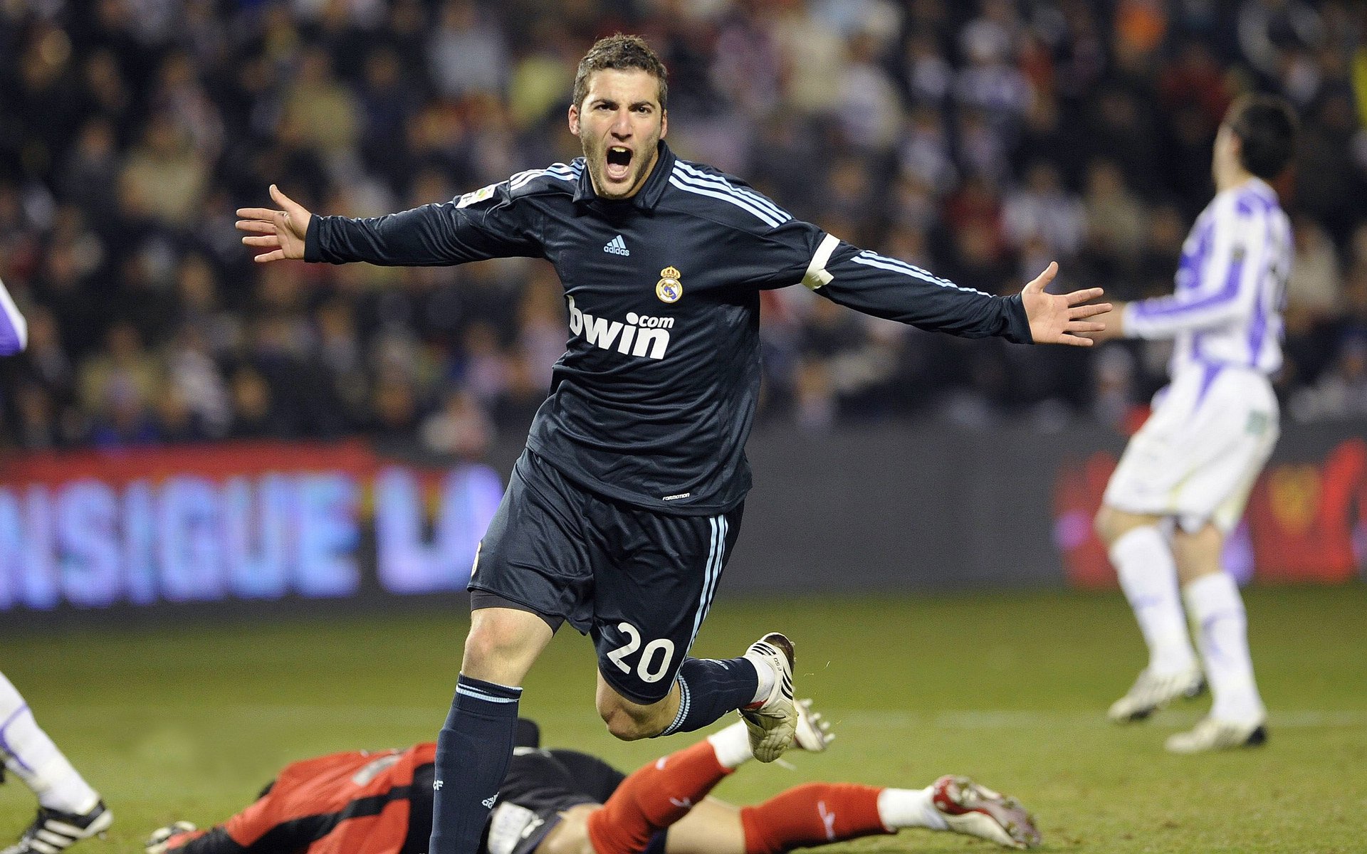 李恩:全黑队中场的“拼搏者”,无论攻防都为全队付出全力